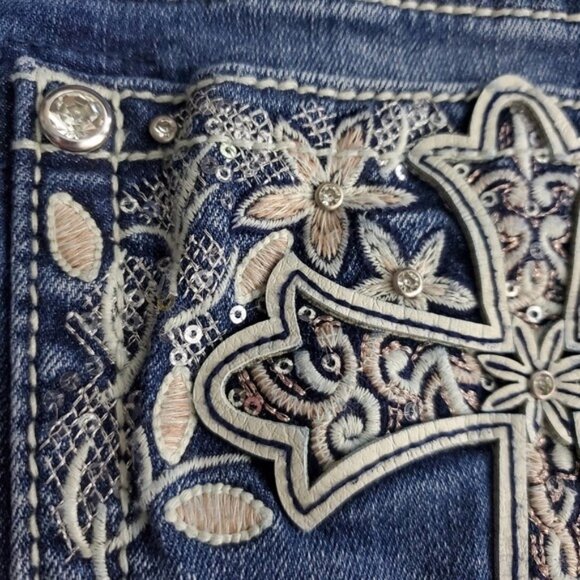 NWT Miss Me, Cross Embellished Pocket Mid-Rise Bootcut Jeans Size 25x32 - Picture 3 of 12